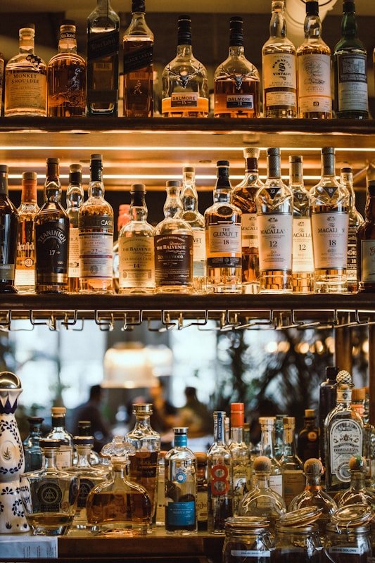Alcohol, Beverage, Liquor, Perfume. Text: MONKEY SHOULDER DALMORE DALMORE ED CASI THE TEANINICH MACALLA 18 18 12 12 22 17 DO