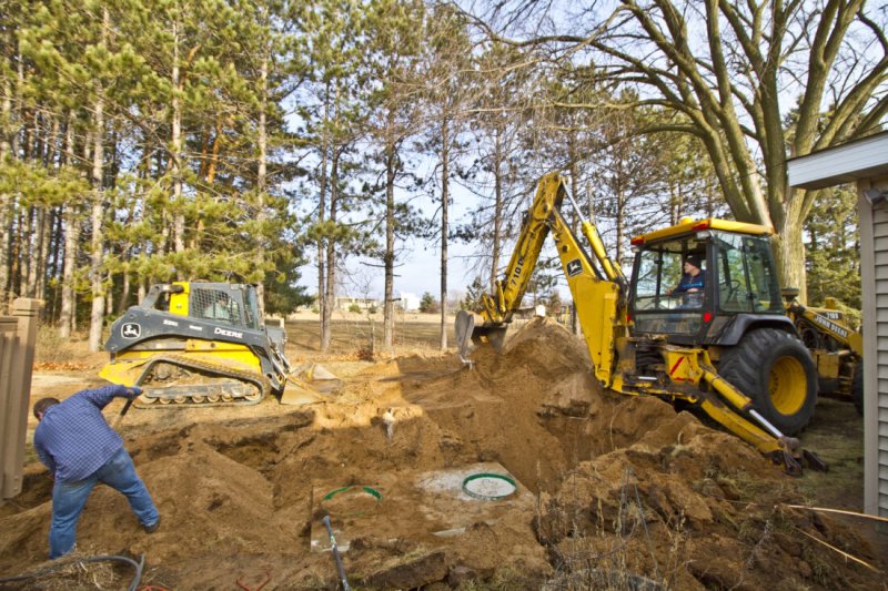 Machine, Soil, Man, Person. Text: DEERE