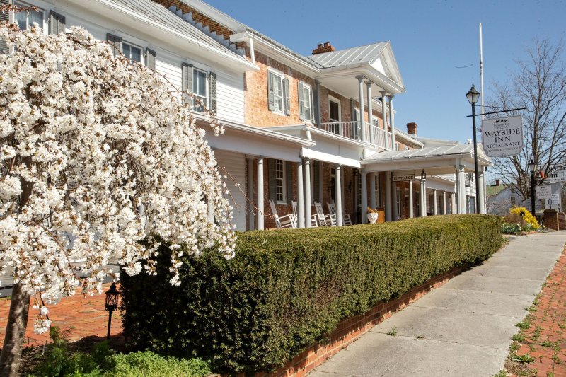 Hedge, Neighborhood, City, Suburb. Text: WAYSIDE INN RESTAURANT LARRICK&#039;S TAVERN ENTRANCE