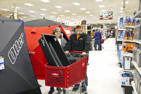 Adult, Male, Man, Person. Text: JET SLED Christmas RHINO - Otter PRICE de soutien 4