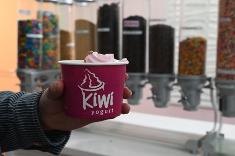 Cream, Dessert, Frozen Yogurt, Ice Cream. Text: Kiwi yogurt