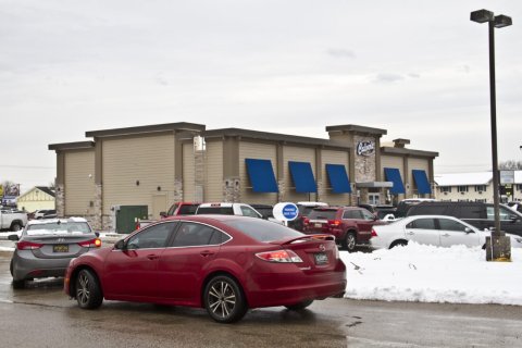 Spoke, License Plate, Coupe, Sedan. Text: 32ABM5