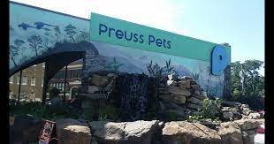 Zoo, Rock, Painting, Sign. Text: Preuss Pets