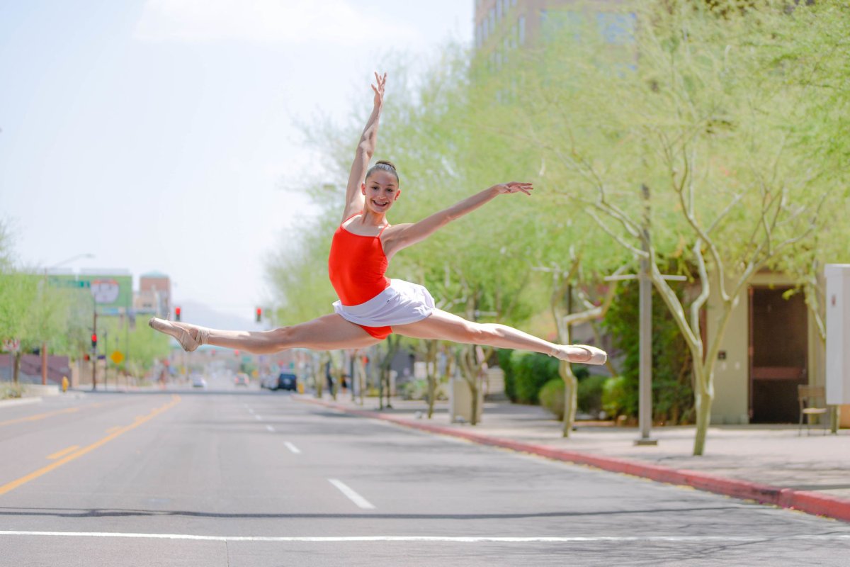 Dancing, Solo Performance, City, Traffic Light.