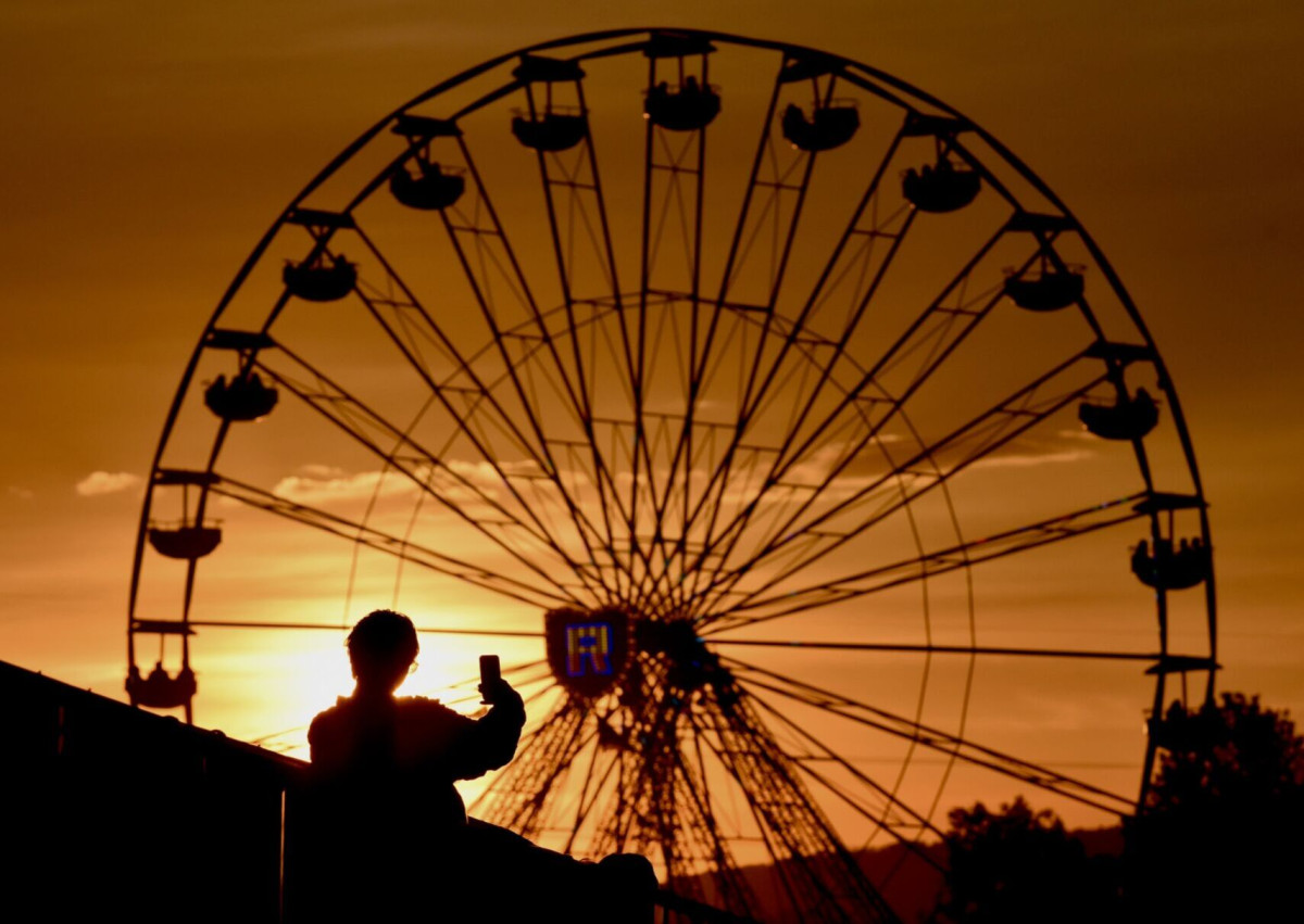 Wheel, Amusement Park, Ferris Wheel, Fun. Text: R