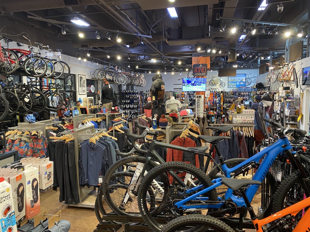 Factory, Manufacturing, Workshop, Person. Text: KIND CYCLIST SIDAS 3Feet WINTER LOW ELIMINATOR